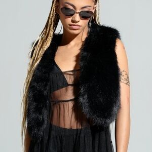 steve madden - black faux fur cropped vest